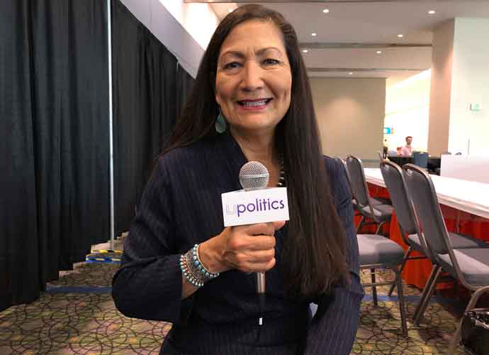 Interior Sec. Deb Haaland’s Celebration Interrupted By Navajo Protests

#DebHaaland #PoliticsToday 

Read full story here: tinyurl.com/ycktpht4