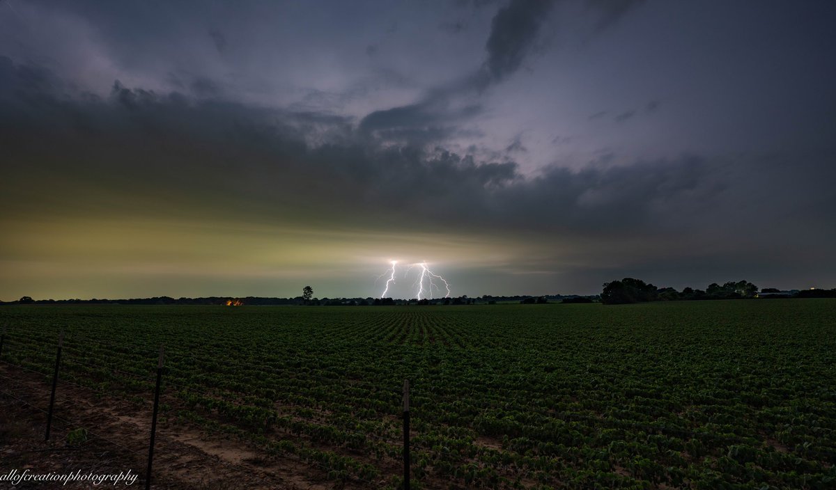 ToneMan92's tweet photo. Severe warned thunderstorm moving into Benton County, Arkansas near Pea Ridge around 2 am this morning. #arwx #wx #lightning #storm https://t.co/0PNOE50is6
