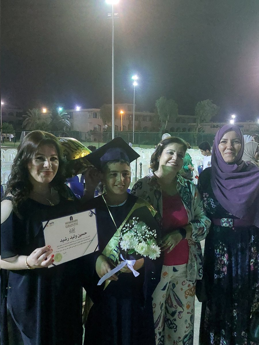 مدرسة حسام الدين الحريري،صورة من حفل تخرج تلاميذ الصف الخامس ابتدائي مع القادة والقُدوة المعلمتان إلهام الكاشف وعبير نصار،كل التقدير والاحترام لهم، لعطائهم اللامُتناهي واللامحدود لدعم أبنائنا التلاميذ وتَنشأتهم تنشأة صالحةرغم الظروف الصعبة ليكونوا فاعلين في مستقبل العُمر 🌹