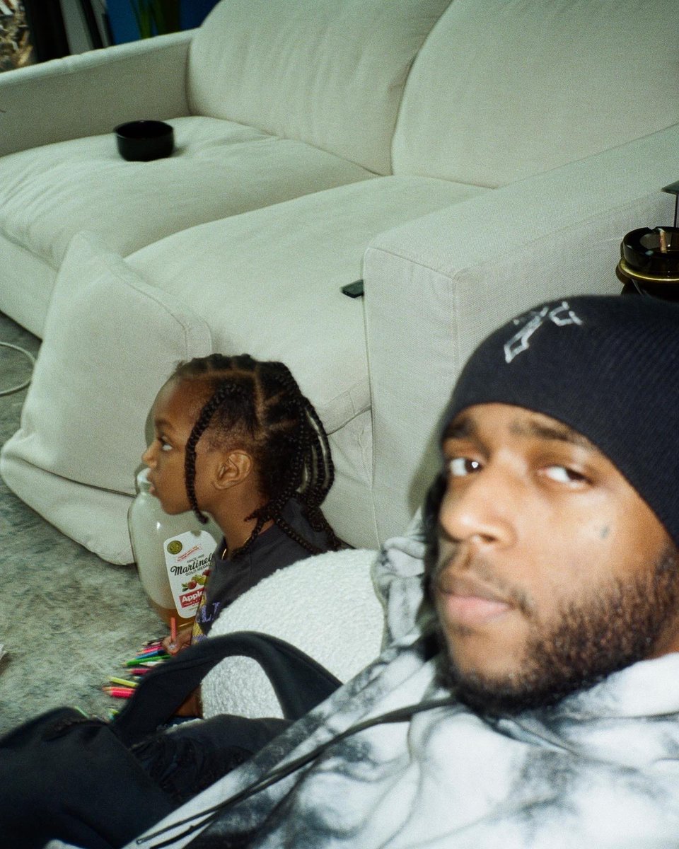 6LACK's tweet photo. to the dads— keep it up 💐 https://t.co/D7pM5Pbq6f