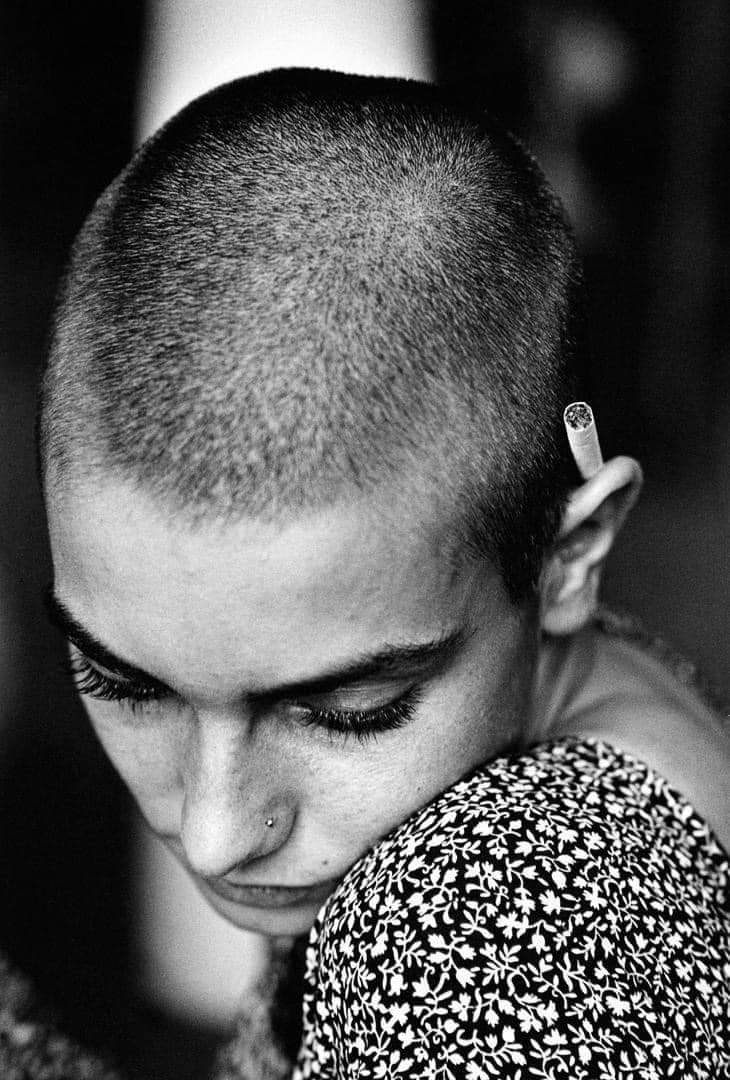 iva1975iva's tweet photo. Jane Brown -  Sinéad O'Connor. Taken during a rehearsal backstage. 1992 🇮🇪 https://t.co/gdVDihtYBR