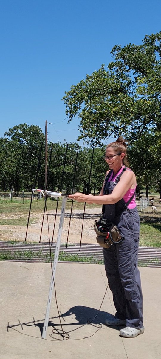 New HAM, KI5YYL trying her hand at satellites! Using an Icom IC-2730, Elk Antenna, @kyleaa0z  printed handle.  #hamradio @ARISS_Intl @AMSAT #satellite #elkantenna #issdetector