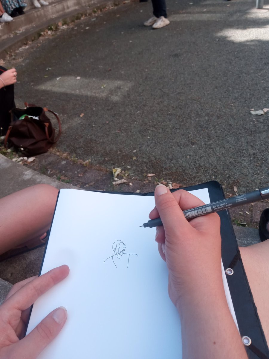a_dourmap's tweet photo. Sur un air de vacances, dans la cour du #lyceeguisthau et pour finir l'année, les #terminale #artsplastiques croquent un modèle vivant. Aiguiser le regard, dessiner l'essentiel et partager un temps collectif. https://t.co/rGvCkiCoXa