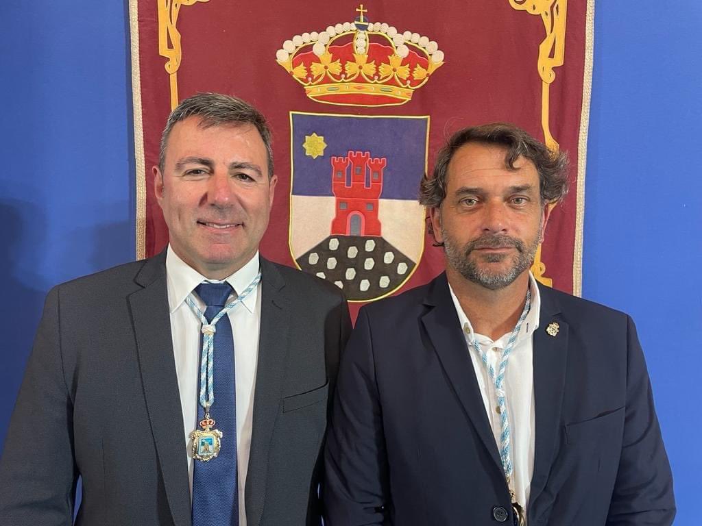 miguelcazorlag's tweet photo. Enhorabuena por la toma de posesión a los cinco concejales de @Almeria_Avanza en la provincia #Turrillas #RoquetasdeMar 
Vuestro trabajo y entrega en defensa de vuestros vecinos, será un ejemplo para todos. 
@montoyaroquetas @dzalalla 
@marin_enky Carmela y Luís https://t.co/iPJHayYrB1
