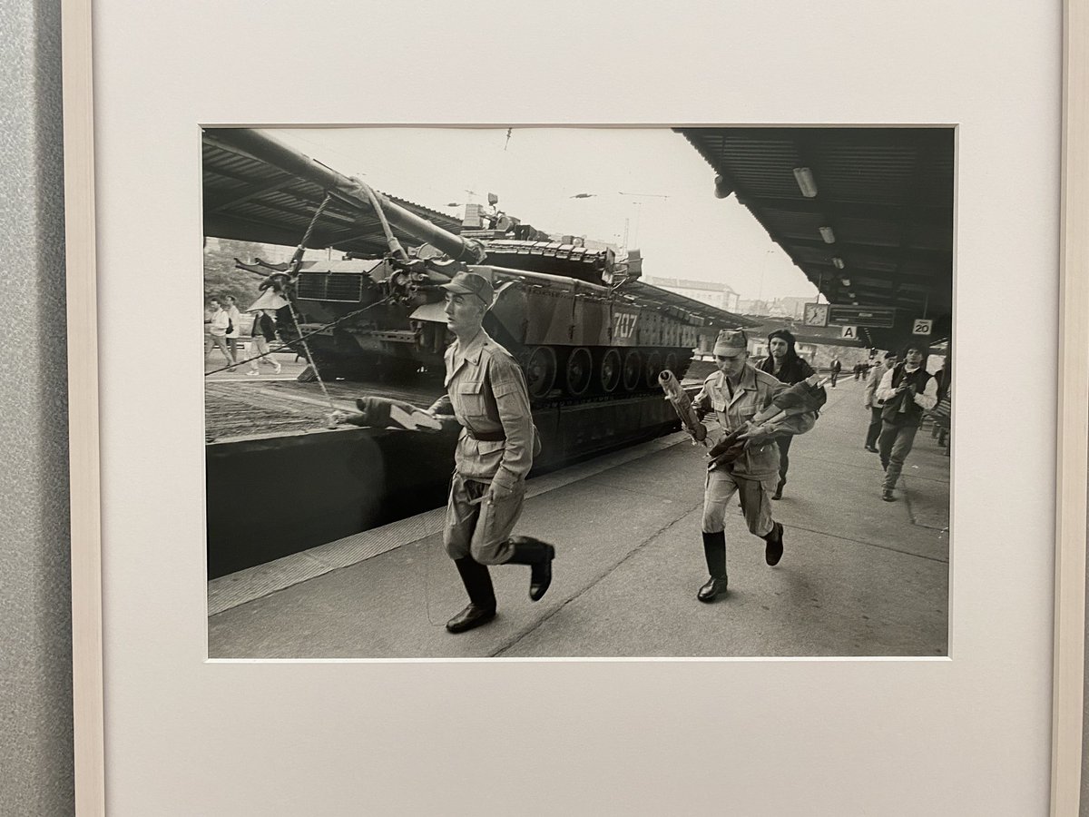 WitkowskiViktor's tweet photo. Photograph by #BarbaraKlemm which depicts the last Soviet troops leaving East Berlin in 1994.

In the collection of the #HamburgerBahnhof #Berlin https://t.co/grZz3HjWfQ