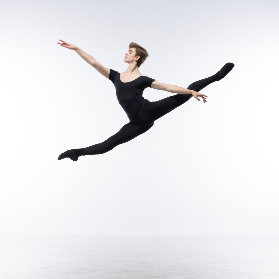 RoyalBalletSch's tweet image. #Classof2022 - Francesco Venturi

Francesco joined our Upper School from Italy in 2019 and now dances with Dutch National Ballet&apos;s Junior Company. 

Find out more: operaballet.nl/en/dancers/fra…