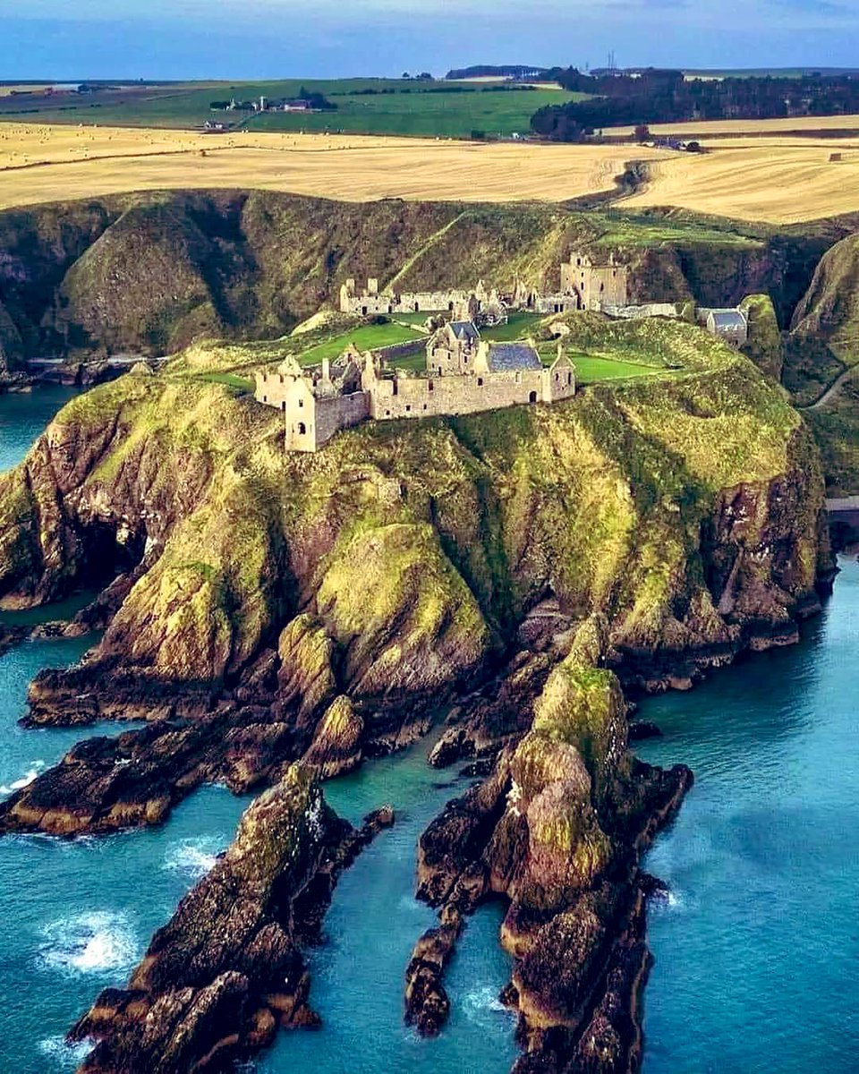 Dunnottar Castle seen from the seaside of Scotland 🏴󠁧󠁢󠁳󠁣󠁴󠁿