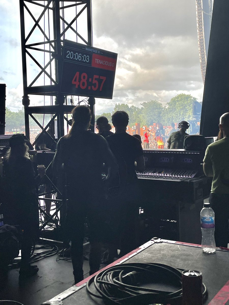 emptyjonz's tweet photo. Ivre, il débarque en backstage #jackblack https://t.co/ldJC6Rk5nZ