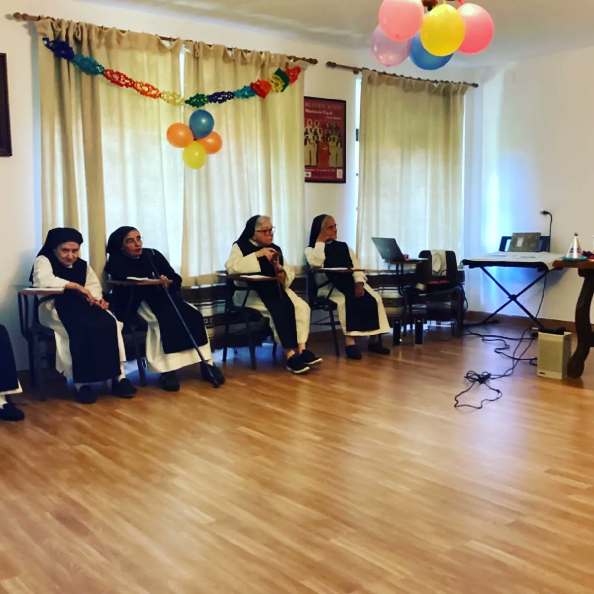 monjasdecarrizo's tweet photo. La #comunidad de #monjas ha celebrado con gozo el cumpleaños de nuestra superiora M. Stella con bailes, alegría compartida y merienda.
#OraEtLabora #Trapenses #Cistercienses #IXSiglos #carrizodelaribera
@iglesiaenleon https://t.co/MTDzFFpV6O