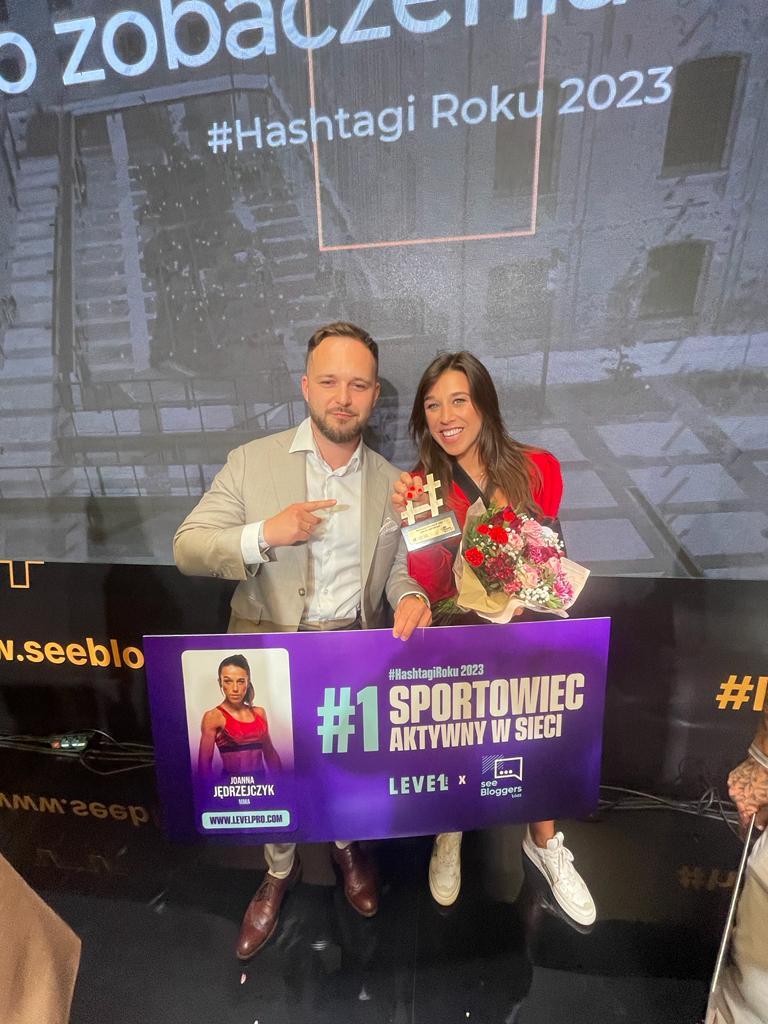 Levelprocom's tweet photo. Królowa w oktagonie, teraz czas na pozycję  nr.1 w sieci 😉📲  Na #HashtagiRoku2023 w kat. "Sportowiec aktywny w sieci" zwyciężyła Joanna Jędrzejczyk.  Statuetka dla "Youtubera Roku" trafiła do @Sportowy_Kanal na ręce @K_Stanowski . Gratulujemy i dziękujemy za ciekawe rozmowy 👏 https://t.co/LN3BDyicAj