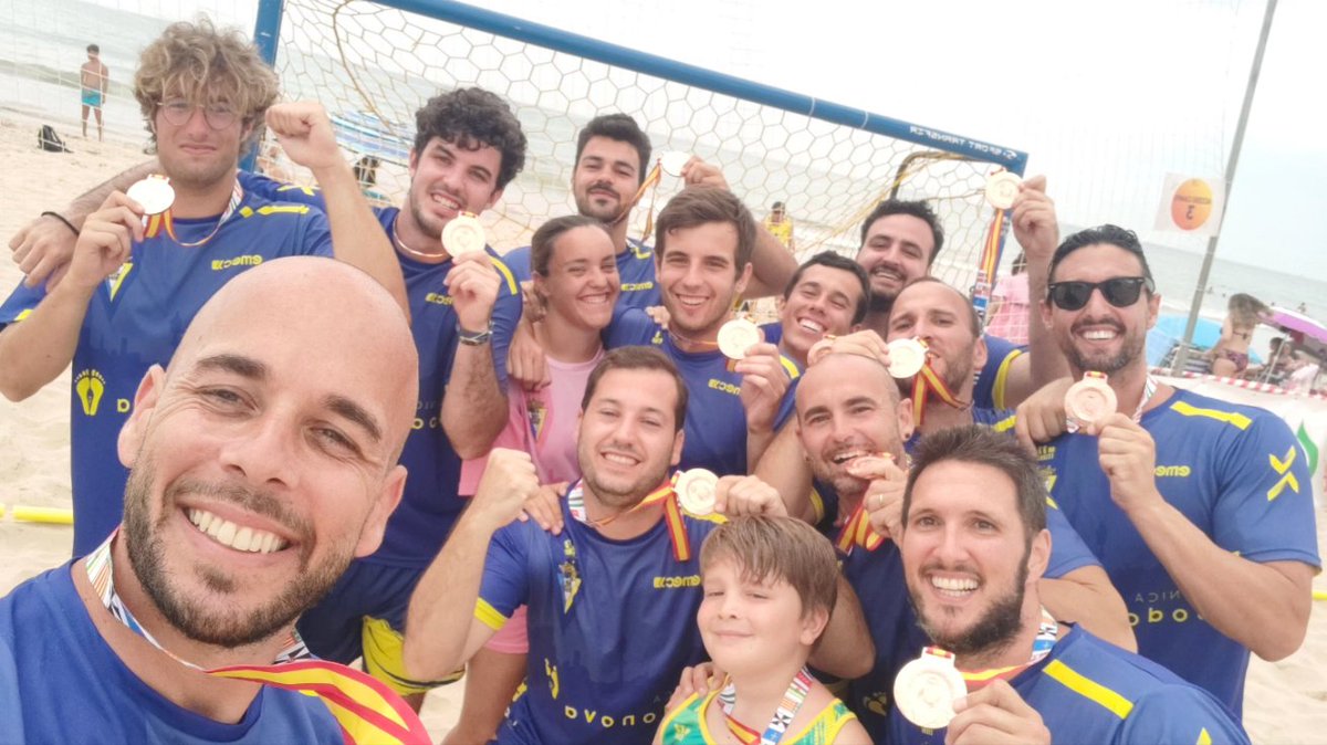 Otro fin de semana de ensueño, de mucho balonmano y esta vez con los míos. Los de siempre. Mis amigos.
Somos 🥉 en la Copa de España y me siento la persona más afortunada del mundo por estar viviendo esto junto a ellos.
<a href="/CadizCFZona/">Cádiz C.F. Zonabalomano</a> honor a quien honor merece❤️#CopadeEspaña2023