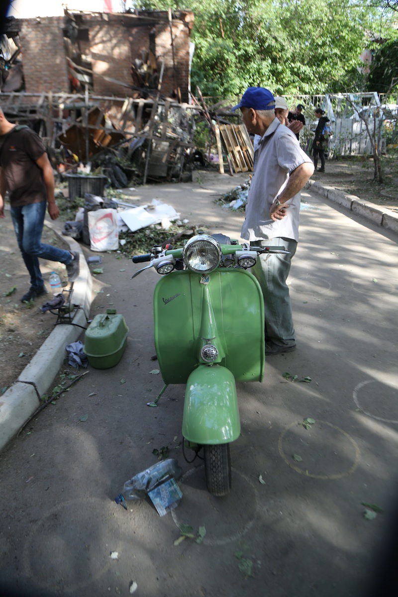 RoadDirtTV's tweet photo. Somehow in the sheer chaos caused by the Russian missiles his old Scooter had survived.
Read the full article: An Englishman In Ukraine, Part 3
โธ https://t.co/SPI4ei9lnL
#UkraineWar #RussiaUkraineWar #Roaddirt #FinalInstallment #BMWMotorrad #BMWMotorcycles #Ridelife https://t.co/2lrsI9uMYs