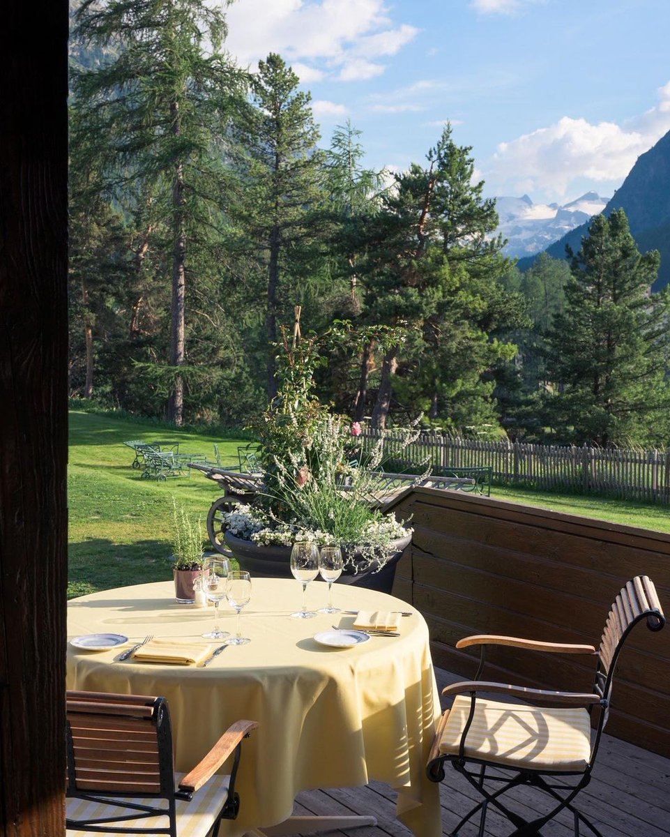 Enjoy traditional cuisine while soaking up the sun at Le Pavillion.

@grandhotelkronenhof 

#Pontresina #Switzerland #swiss #swisstravel #graubunden #visitgraubunden #luxuryhotels #luxurytravel #grandhotelkronenhof