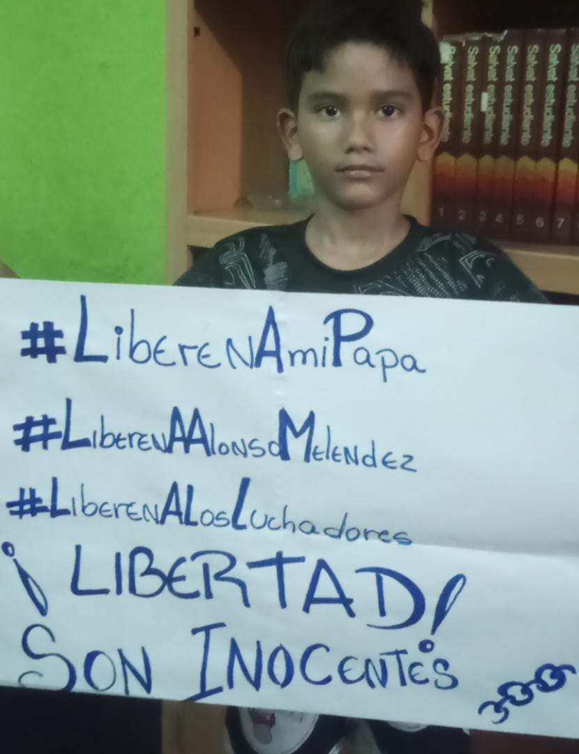 ES INOCENTE | Alonso Meléndez, militante revolucionario y luchador social en #Falcón, tiene casi un año preso sin pruebas por órdenes de un juez corrupto. El juicio es amañado. Su hijo menor exige su libertad hoy 
#DiaDelPadre.

#LiberenAAlonsoMelendez 

#LiberenALosLuchadores