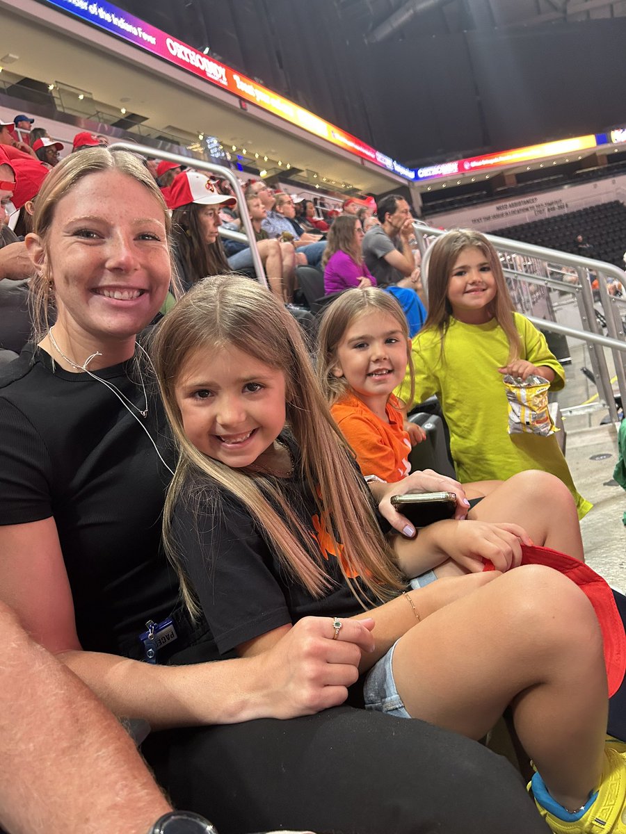 TReid09's tweet photo. #Fevergamenight #indianafever https://t.co/pY31RxFsxl
