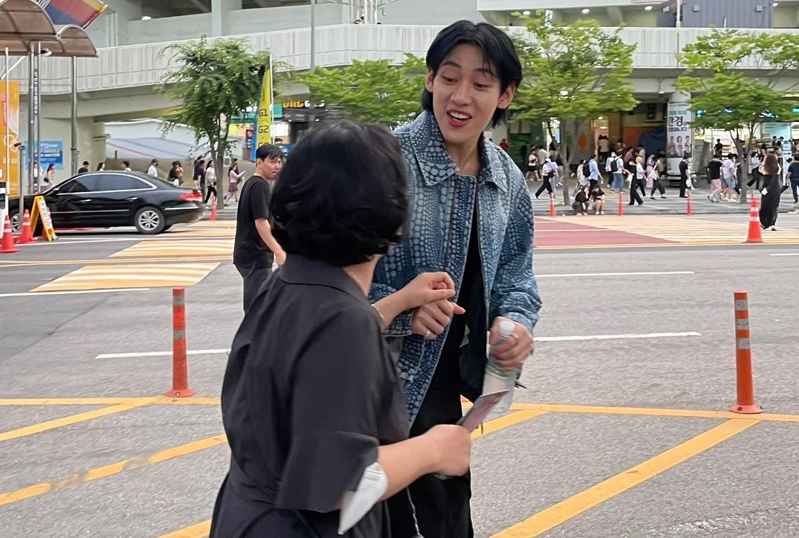 #GOT7's #BamBam sweetly responds to a fan's hilarious post about her mom's encounter at the #BrunoMars concert 
allkpop.com/article/2023/0…