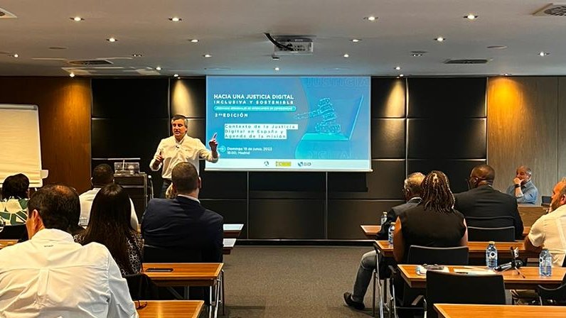 <a href="/El_BID/">Banco Interamericano de Desarrollo</a> inició hoy en #Madrid las II Jornadas Regionales de Intercambio de Experiencias: Hacia una Justicia Digital Inclusiva y Sostenible. Nuestro especialista José Luis Carrión presentó cómo #España está implementando la transaformacion digital de la justicia. 🧵<a href="/elenafaba/">Elena Faba</a>