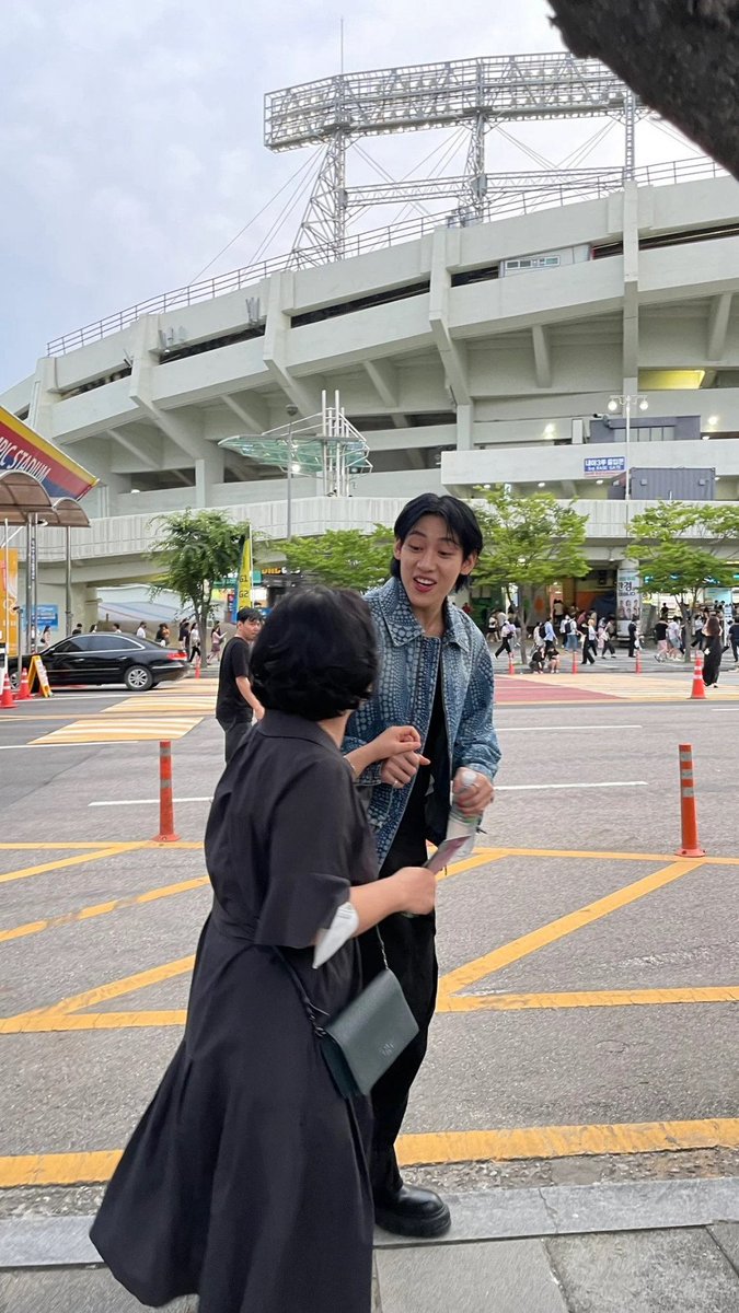 Bir hayranın annesi Bruno Mars konserinde BamBam ile karşılaşlmış 🥰