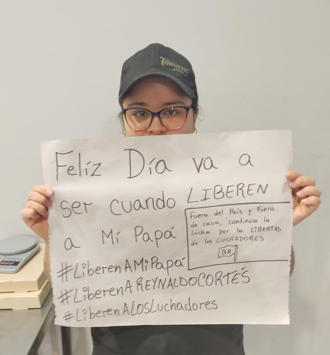 ES INOCENTE | Reynaldo Cortés, revolucionario, Sec. Gral. de 
@BRGUARICO
 y del Consejo de Trabajadores de 
@SoyCTV
, tiene casi un año preso por órdenes de un juez corrupto. 
Su hija, desde el exterior, exige su libertad hoy #DiaDelPadre
#LiberenAReynaldo 
#LiberenALosLuchadores