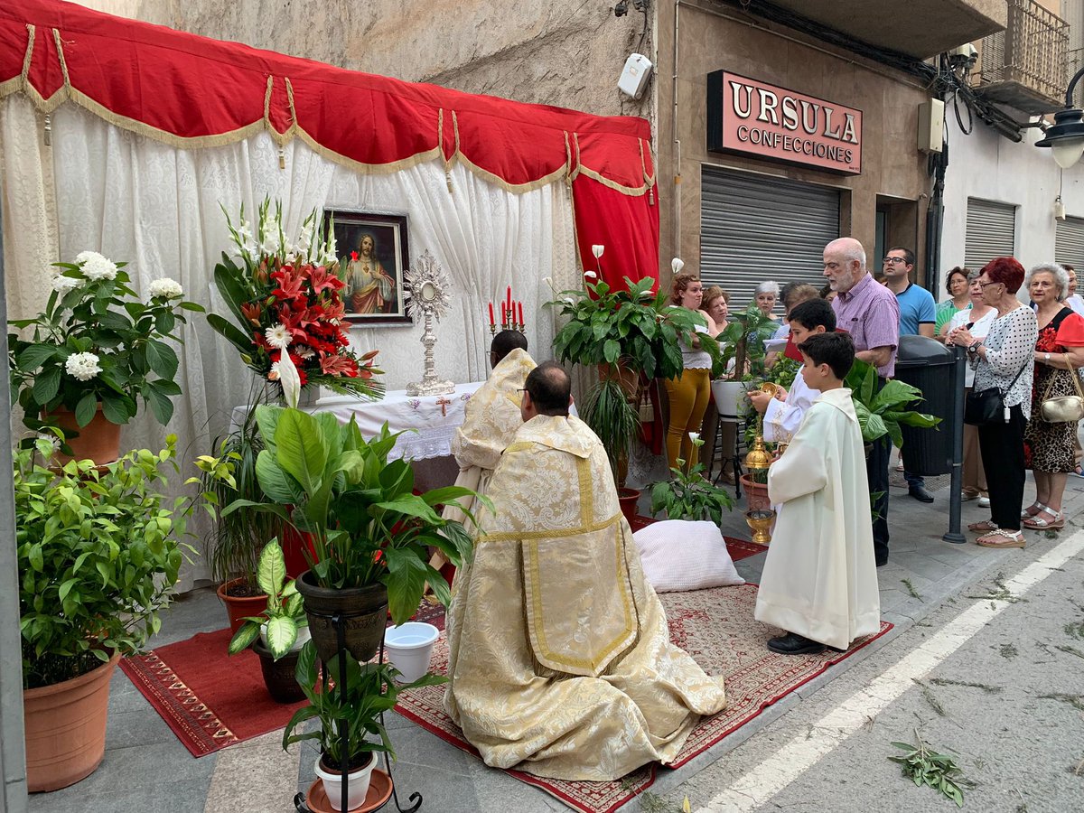 PasoBlanco_3's tweet photo. ⚪️ El Paso Blanco ha estado representado esta tarde en el Barrio de San Cristóbal en la procesión del Corpus Christi. Un placer acompañar a los vecinos del Barrio. https://t.co/jj3KJcSRn2