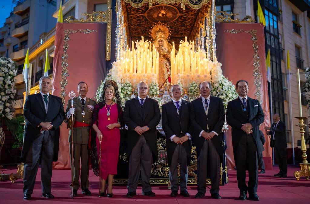 Ayer @PilarMirandaPl1 tomó posesión como PRIMERA alcaldesa de Huelva. Enhorabuena 👏.
Y asistió a la coronación de la virgen de la Amargura como su primer acto religioso como alcaldesa.
Va a ser una alcaldesa que trabaje y esté con el ciudadano a su lado en  momentos importantes