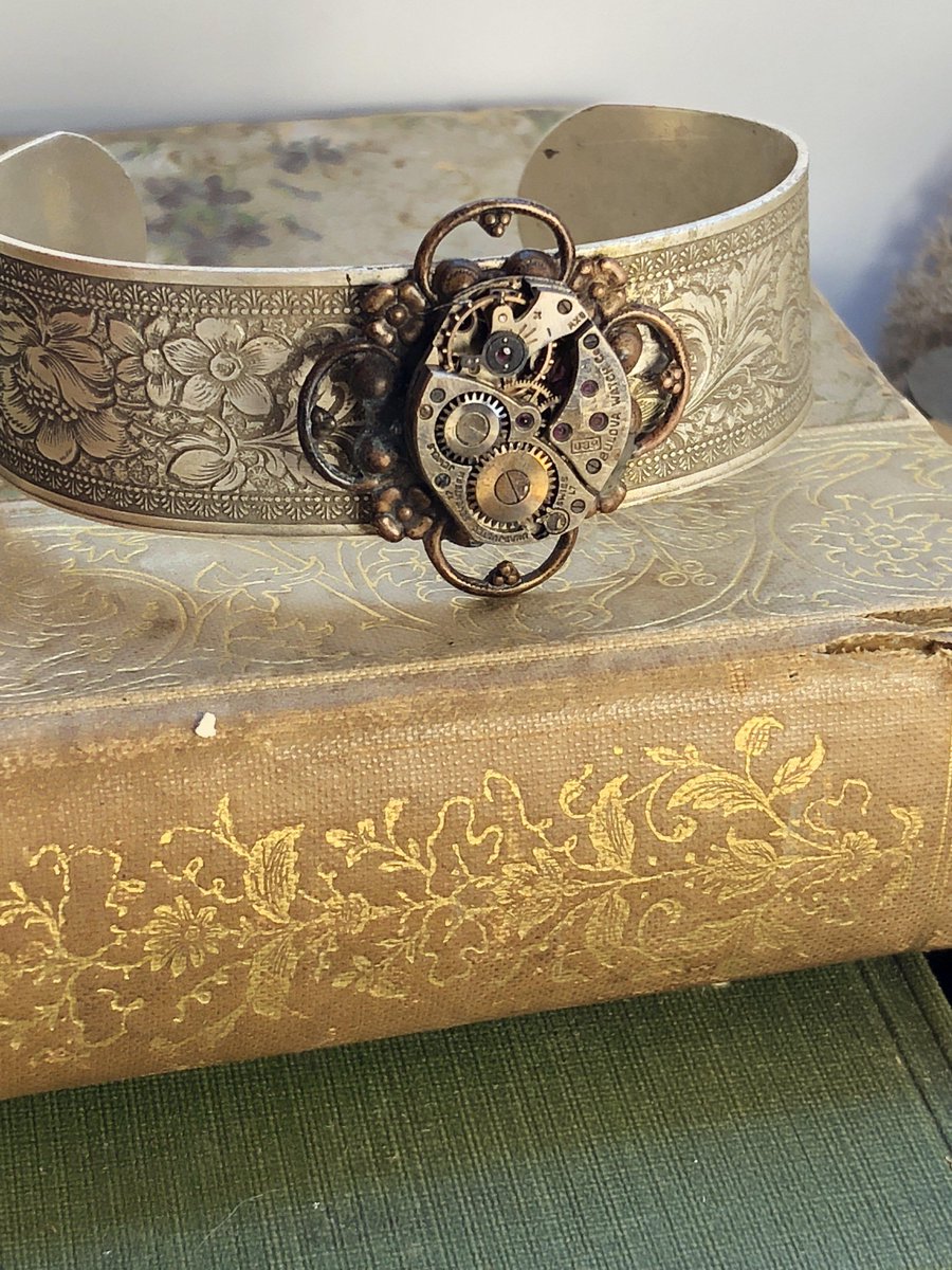 #boho #victorianjewelry Steampunk Filigree Bangle
$45.00
Get here thevictorianmagpie.com/products/steam…