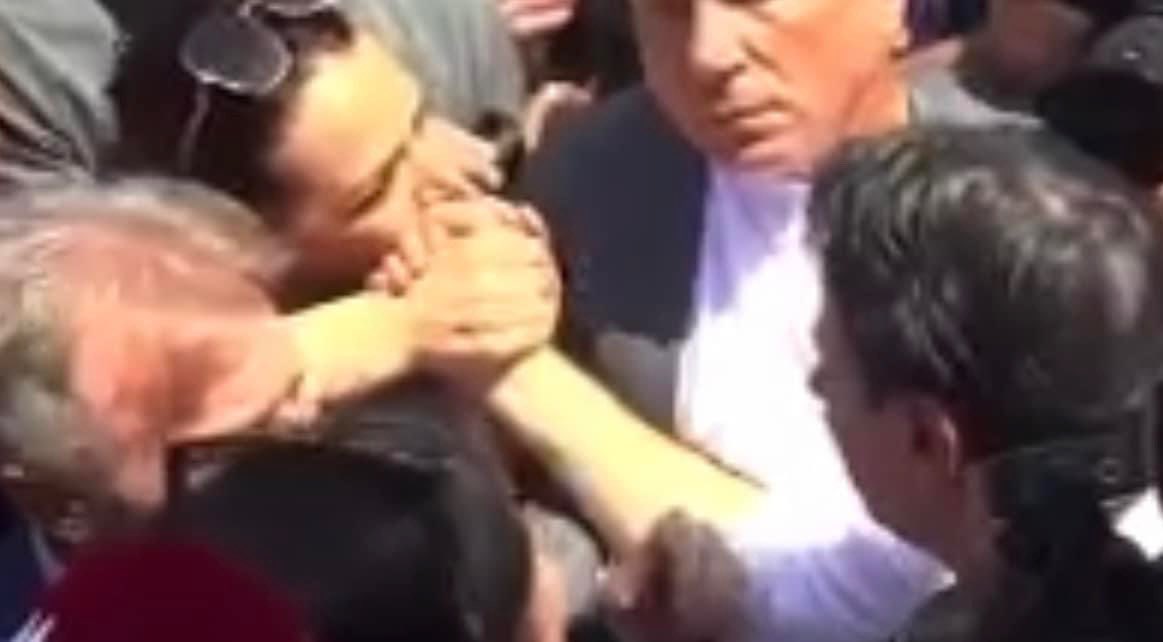 Posto qui un frame di un momento della  manifestazione di ieri. 
Un momento che i soliti sciacalli stanno utilizzando per montare ridicole polemiche. 
<a href="/GiuseppeConteIT/">Giuseppe Conte</a>,  vedendomi mi porge la mano stringendola con affetto ed io, con un gesto spontaneo, rispondo poggiandola alla