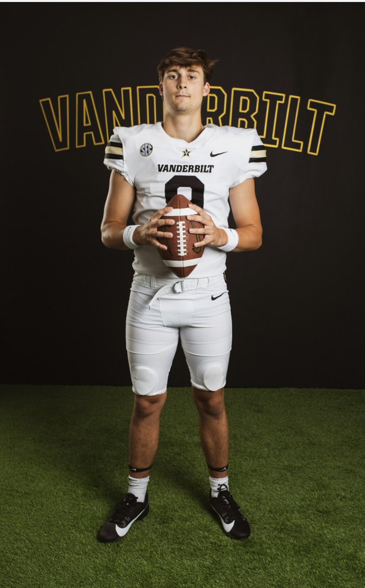 Building something special ⚓️⬇️  <a href="/coachjoeylynch/">Joey Lynch</a>  <a href="/Coach_Lea/">Clark Lea</a> <a href="/ErikKimrey/">Erik Kimrey</a>