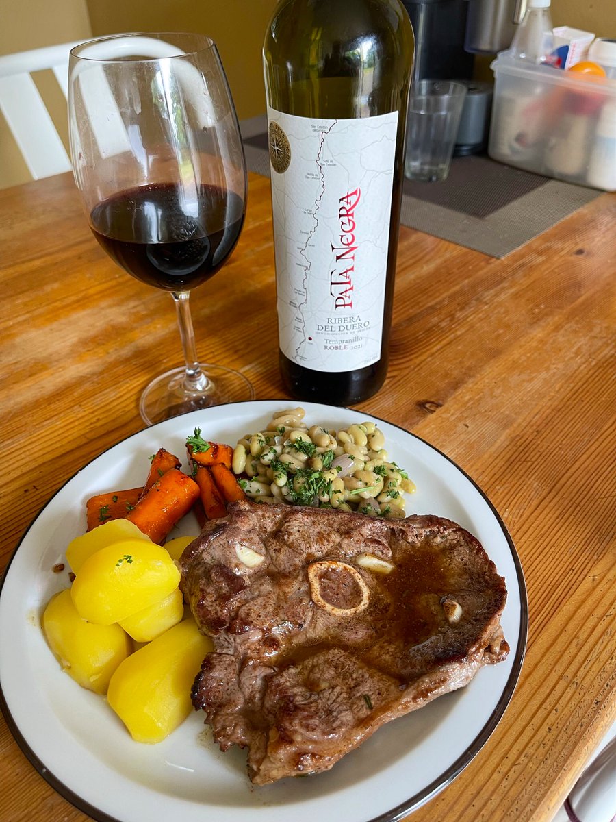 joukesp's tweet photo. #SundayLunch #LambCut #Carrots #Flageolets #Potatoes
Only got a few drops of rain, let’s hope we get more later on or at night.
A basic lunch to keep the crowds happy w house-wine Pata Negra, Roble, Ribera del Duero. Good expression of Tempranillo. https://t.co/vh0Ys5F3YO