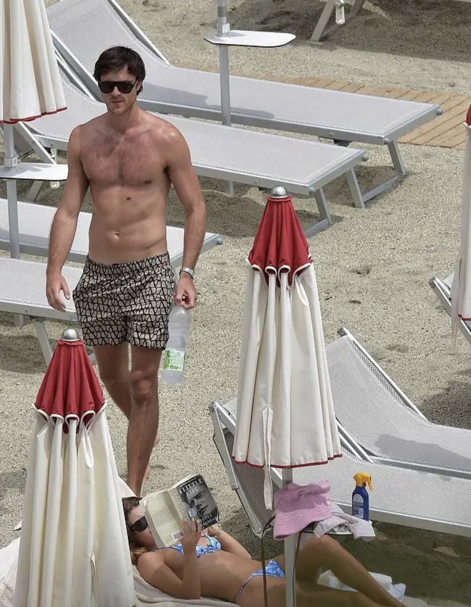 highendhomo's tweet photo. a little life as a casual beach read is insane https://t.co/KJlQPyXTM4