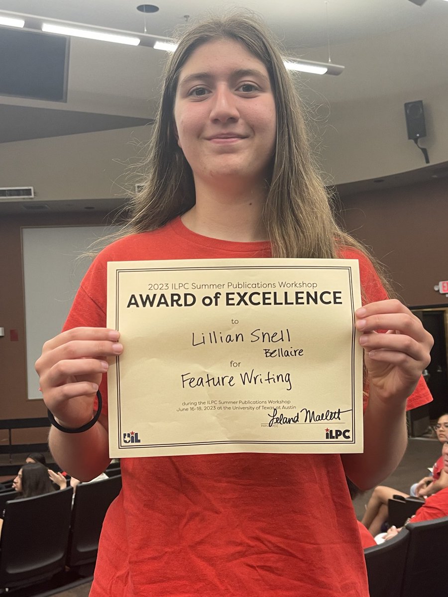 LillianMHarris's tweet image. We are #cardinalstrong cheering each other on after a busy and fun weekend ⁦⁦@ILPC10⁩. Our ⁦@BellaireHigh⁩ @threepennypress⁩ staff. Congrats to incoming members Lillian Snell and Tanvi Dubey!!