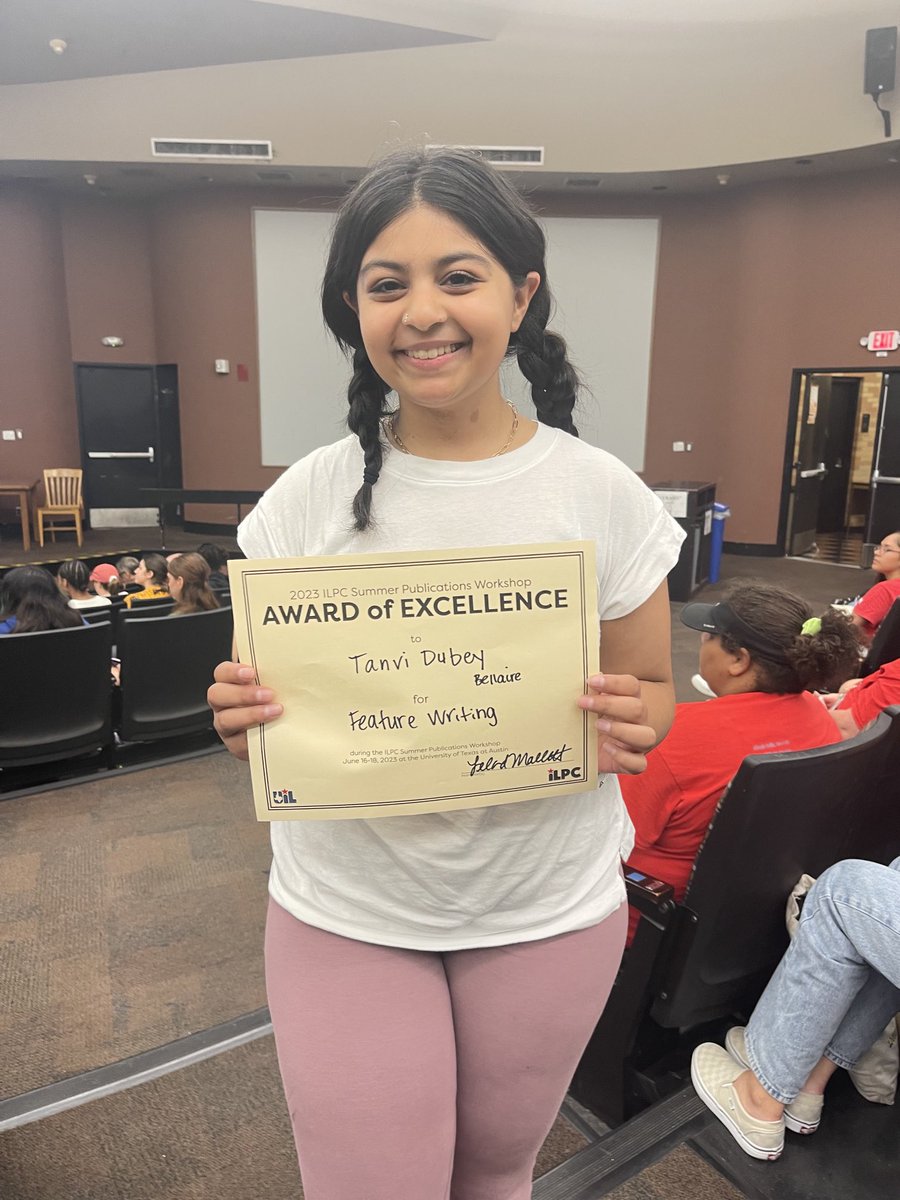 LillianMHarris's tweet image. We are #cardinalstrong cheering each other on after a busy and fun weekend ⁦⁦@ILPC10⁩. Our ⁦@BellaireHigh⁩ @threepennypress⁩ staff. Congrats to incoming members Lillian Snell and Tanvi Dubey!!