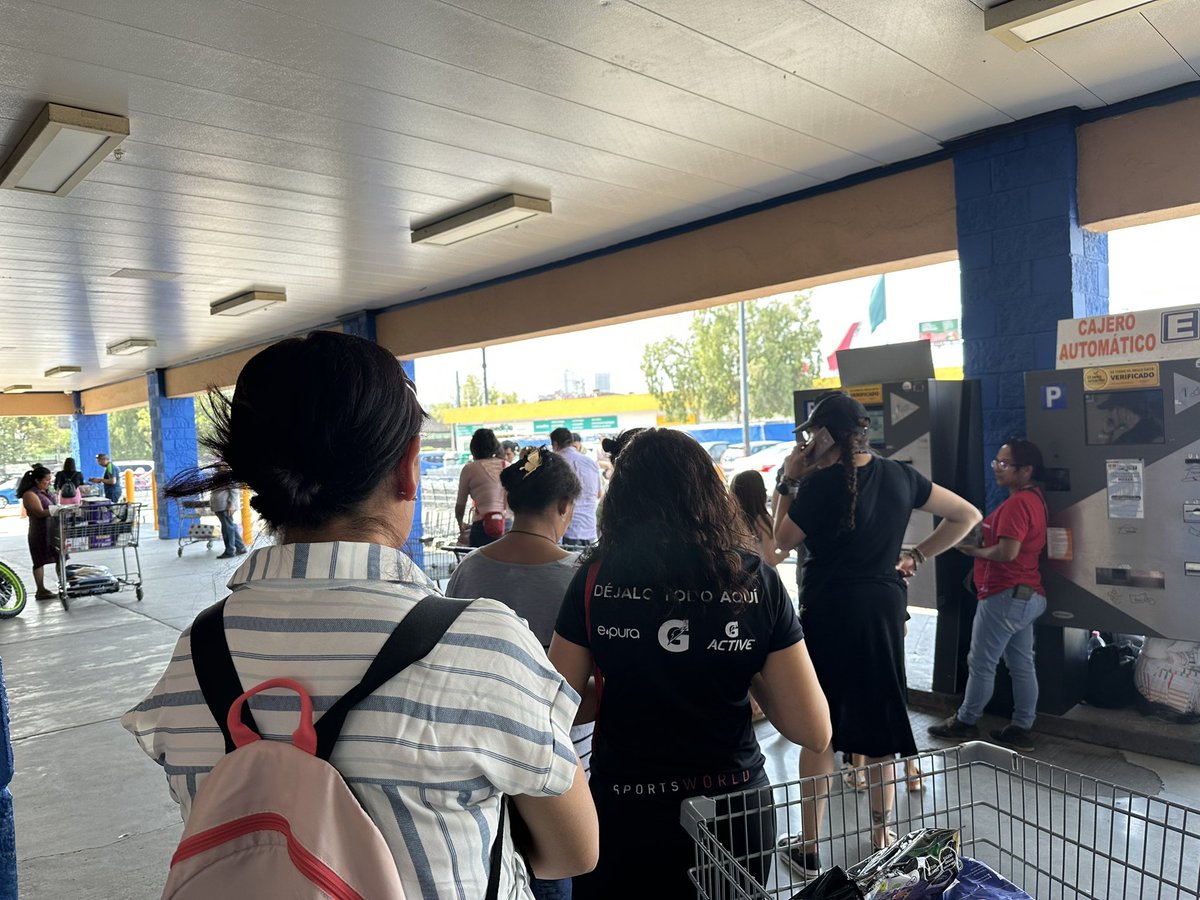 La_Alexaa's tweet photo. @SamsClubMexico no puede ser q solo sirva un cajero en el estacionamiento de San Jerónimo! Fila interminable para salir! :( https://t.co/s3ItZslP1x