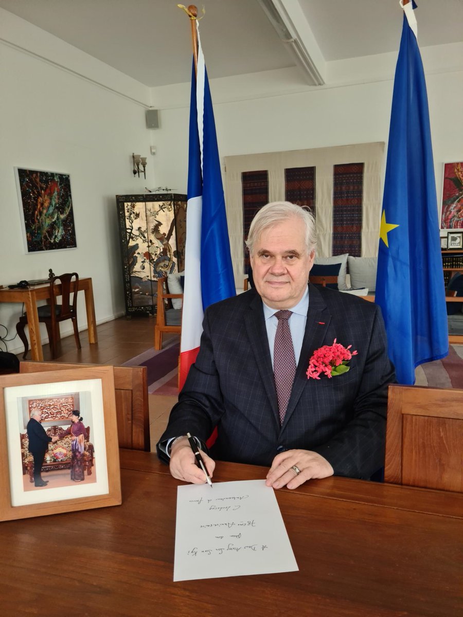 FrancenBirmanie's tweet photo. The  Ambassador of France in Myanmar, H.E Mr @CLechervy, wishes to pay tribute to the State Counsellor, Daw Aung San Suu Kyi, for her 78th  birthday. He reiterates France’s calls for an immediate and  unconditional release of all political prisoners since Feb 1, 2021 🌺 https://t.co/5GowGXdXxk