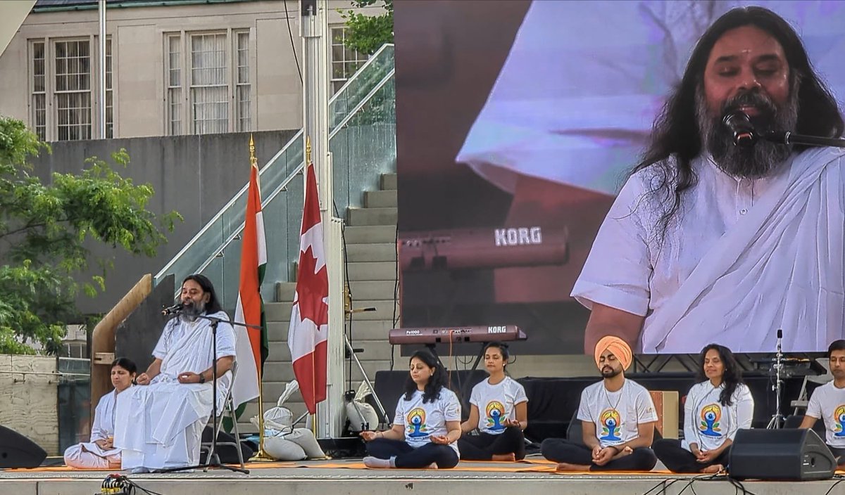 #InternationalDayofYoga2023 Glimpses of the #IDY celebrations at #NathanPhilipsSquare in Toronto. Thank you for turning out in large numbers to experience the power of yoga in promoting physical,mental & spiritual well being. @AOLSwamiji @AoLCanada @AlliancesYoung