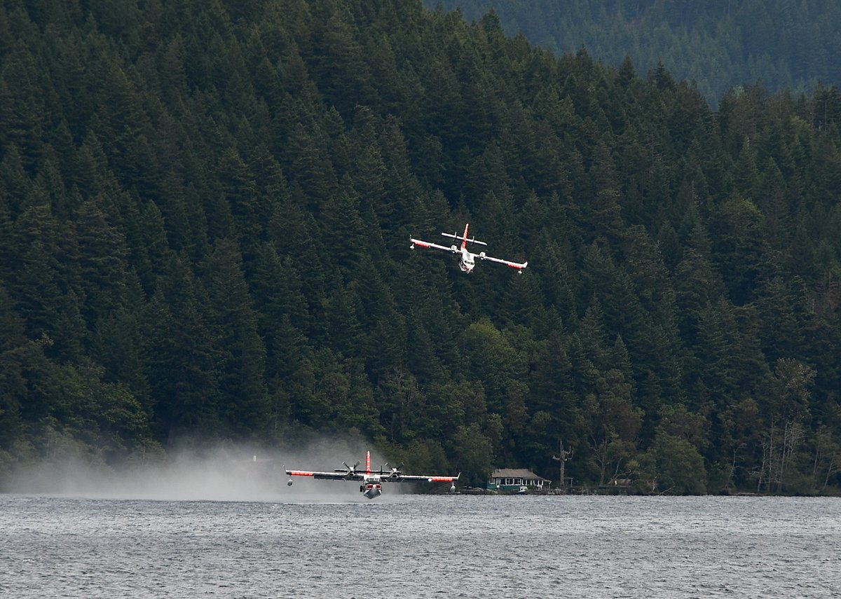 ClineNorthwest's tweet photo. Two Aeroflite amphibious airtankers also known as water scoopers were working the Sutherland fire Sunday afternoon. These CL-415's have a water capacity of 1,621 gallons. Here they are seen scooping water from Lake Crescent west of #portangeles. #SutherlandFire https://t.co/CJbrSvMasS