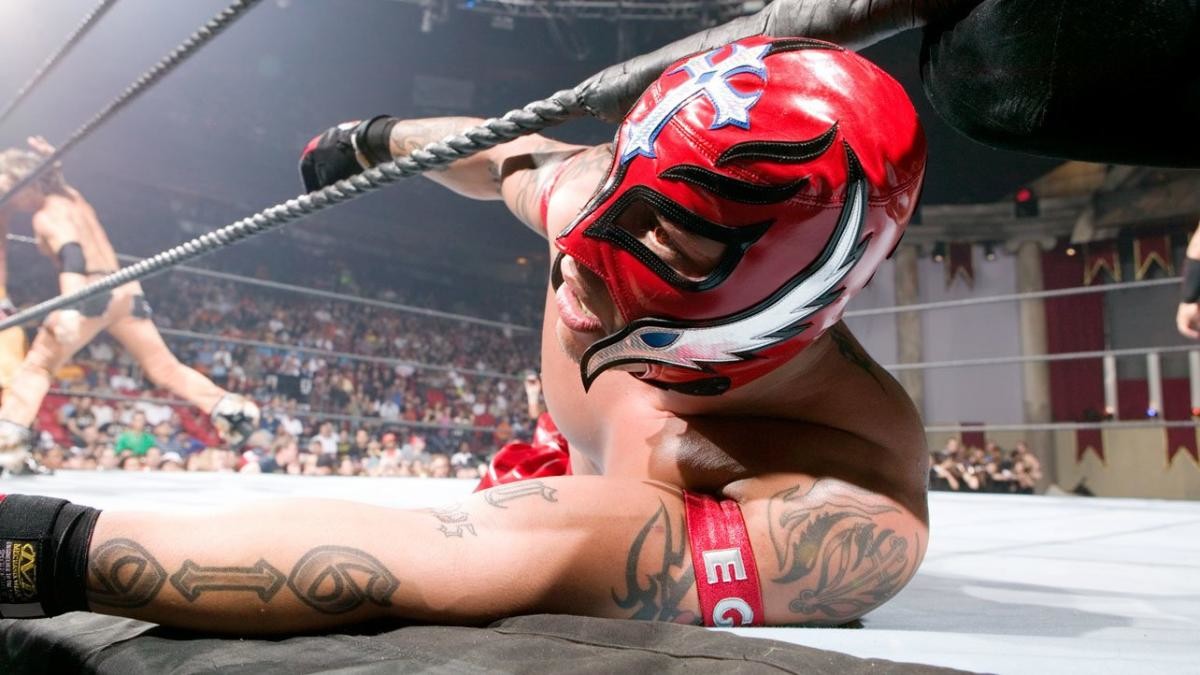 @WWE debut and 2006 #RoyalRumble same energy! #WWEonAE @reymysterio