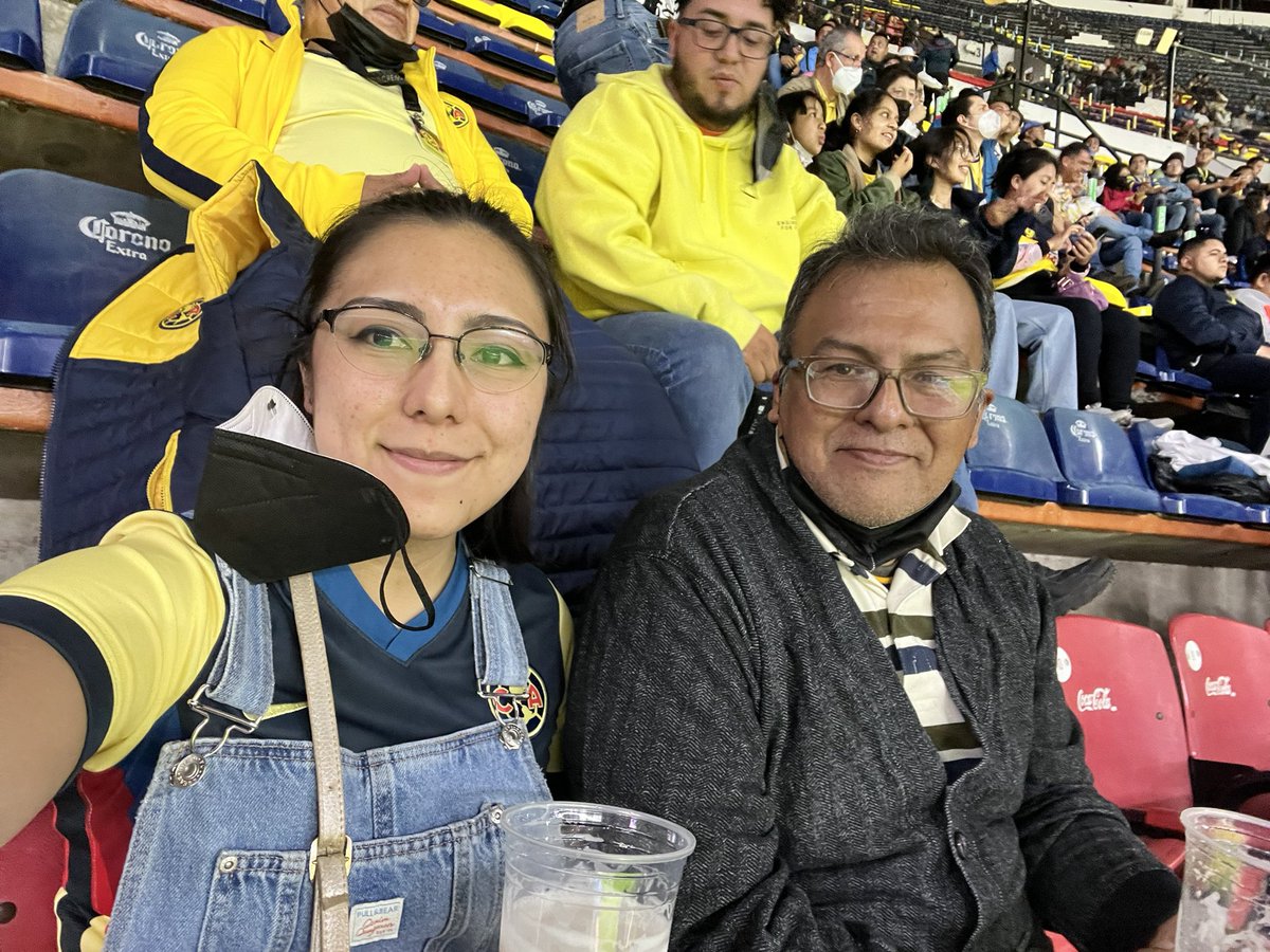 VaneGame21's tweet photo. @AmericaFemenil gracias a mi papá es mi pasión por esta institución y por esta playera, te amo pa!!! 💛💙 https://t.co/R75VXqehQs