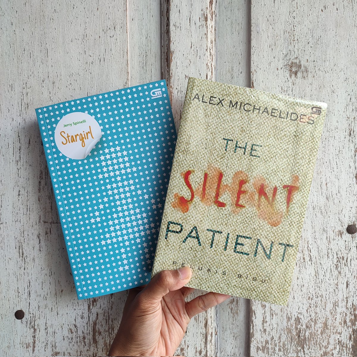 Quick Giveaway.

Aku punya satu buku Stargirl, dan satu buku The Silent Patient. Yang berdomisili di Indonesia, silakan reply "mau Stargirl" atau "mau The Silent Patient." Nggak bisa dua-duanya.
Aku tunggu sampai nanti malam pukul 23.59 ya.
Aku umumkan besok sore pukul 16.00.
