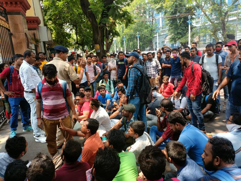 RahulKu42341128's tweet photo. Today's protest against RRC Eastern Railway is for not giving Full panel &amp; not starting joining process. Other RRC's have already completed their joining process &amp; working on 2 DV. 🔥🔥 #RRC_ER_Level_1_PANEL_DO_JOINING_DO @PMOIndia @AshwiniVaishnaw @RailMinIndia @EasternRailway https://t.co/5RzN8DOeUl