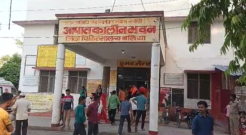 UPkesari's tweet image. Ballia News: हीटवेव से 72 घंटों में 57 लोगों की मौत, लखनऊ से बलिया भेजी गई डॉक्टर्स की 2 टीमें
#BalliaNews #Ballialatesthindinews #Scorching #heatstroke #sickneess #hightemperature #death 
उत्तर प्रदेश के बलिया जनपद में जिला अस्पताल में पिछले दिनों हुई अप्रत्याशित मौतों के कारणों