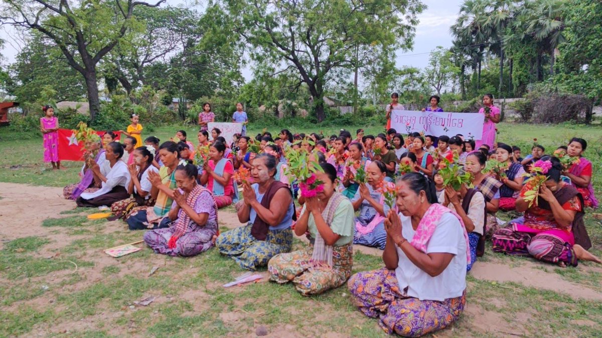 Khithitofficial's tweet photo. ခင်ဦးတွင် ဒေါ်အောင်ဆန်းစုကြည်၏ ၇၈နှစ်မြောက် မွေးနေ့အဖြစ် သက်ကြီးရွယ်အို အဘွားများက ဦးဆောင်ပြီး ပရိတ်တော်များရွတ်ဖတ်ပူဇော်ကာ ပန်းသပိတ်ပြုလုပ်
Read more->https://t.co/9jeMjEmQEs https://t.co/ZvPuK1sOjs