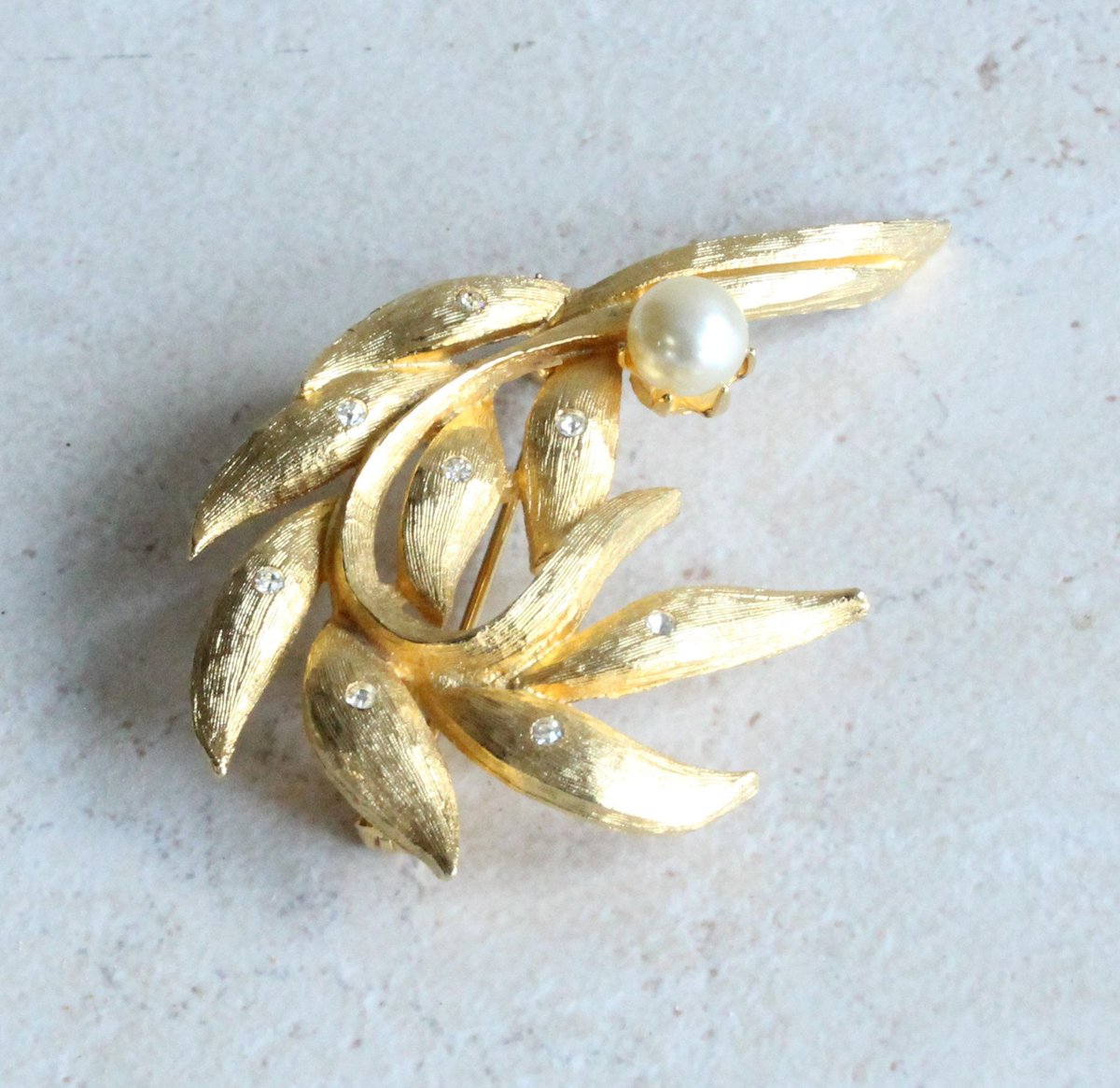 deniboardman's tweet image. Kramer Multi Leaf Brooch Pin with Pearl and Rhinestones Bright Satin Finish Vintage etsy.me/3paCpSY #Kramer #designersigned #brooch #pin #rhinestones #pearl #leaf #floral #satinfinish #goldplated #vintagejewelry #giftforher #cutterstone #etsy
