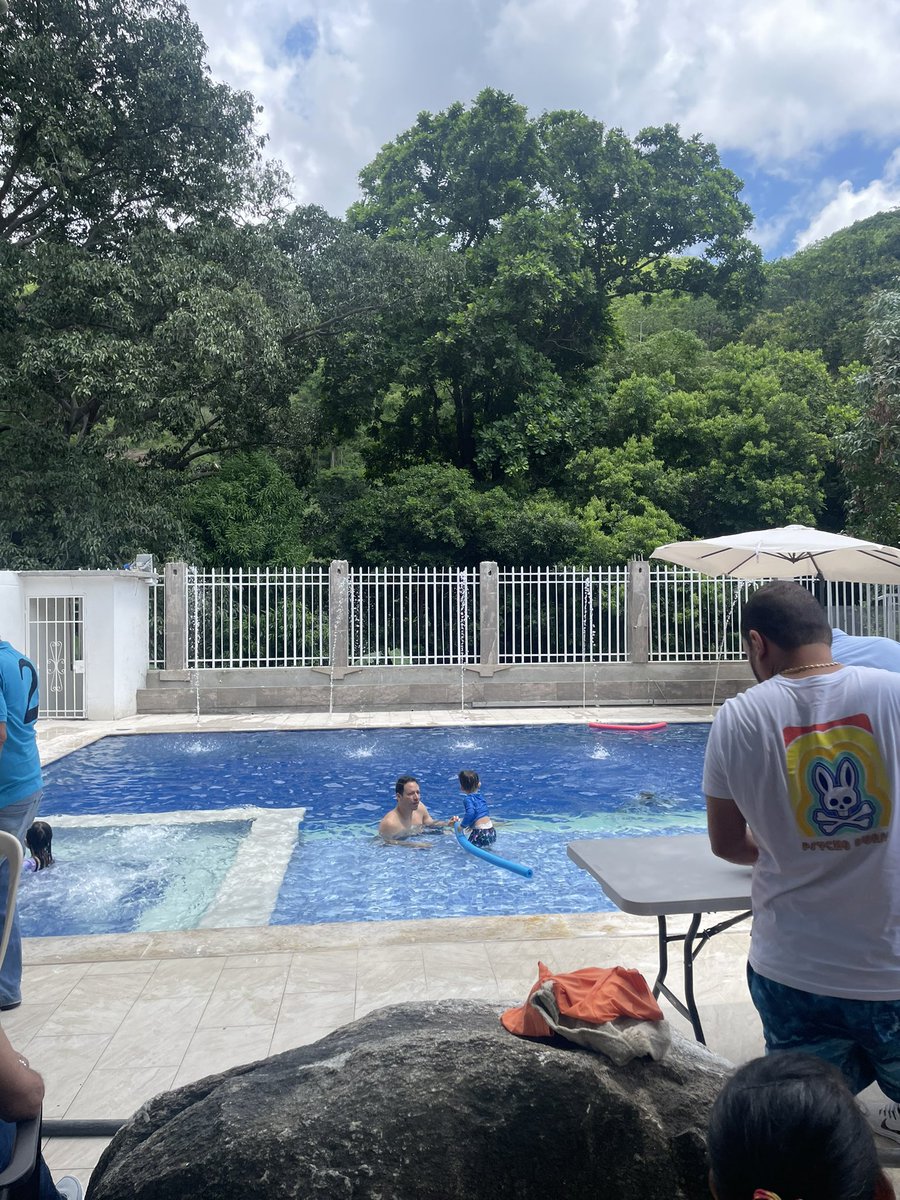 veranotraidorr's tweet photo. poolscina day🌊☀️ https://t.co/9xpqROPglt