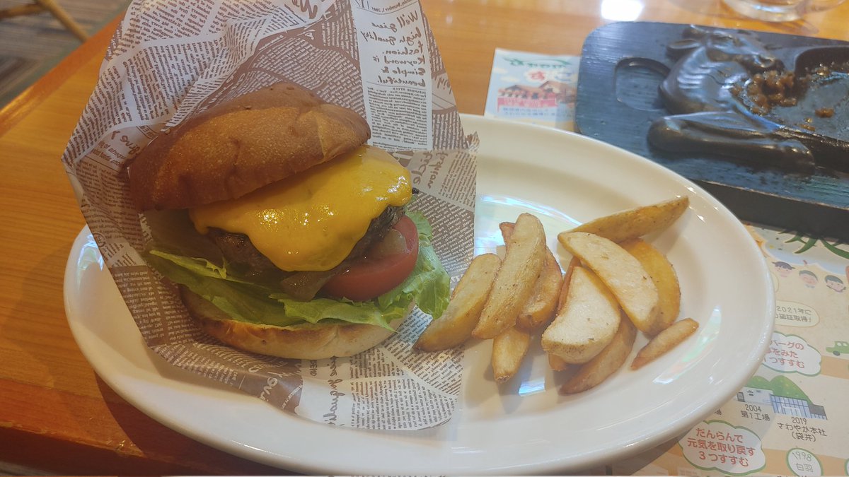 KeiSwitch6's tweet photo. さわやか
げんこつハンバーグ
チーズバーガー

函南店は割りと穴場だったのですが、二時間待ちと御殿場店並みに混んでました
ちと食べ過ぎた… https://t.co/5oFu1jiNYd