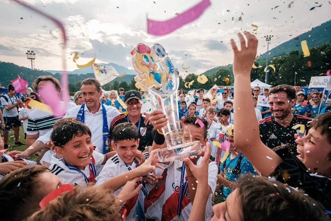CaravanaRiver's tweet photo. 🐔🇮🇹🤯 ¡LA 2012, CAMPEONES EN ITALIA!

🏆 La categoría infantil se quedó con el 1º lugar del torneo Pulcino D'Oro tras vencer en suelo europeo a equipos como el Benfica, Juventus, Inter y Milan. https://t.co/NNoFep8g8m
