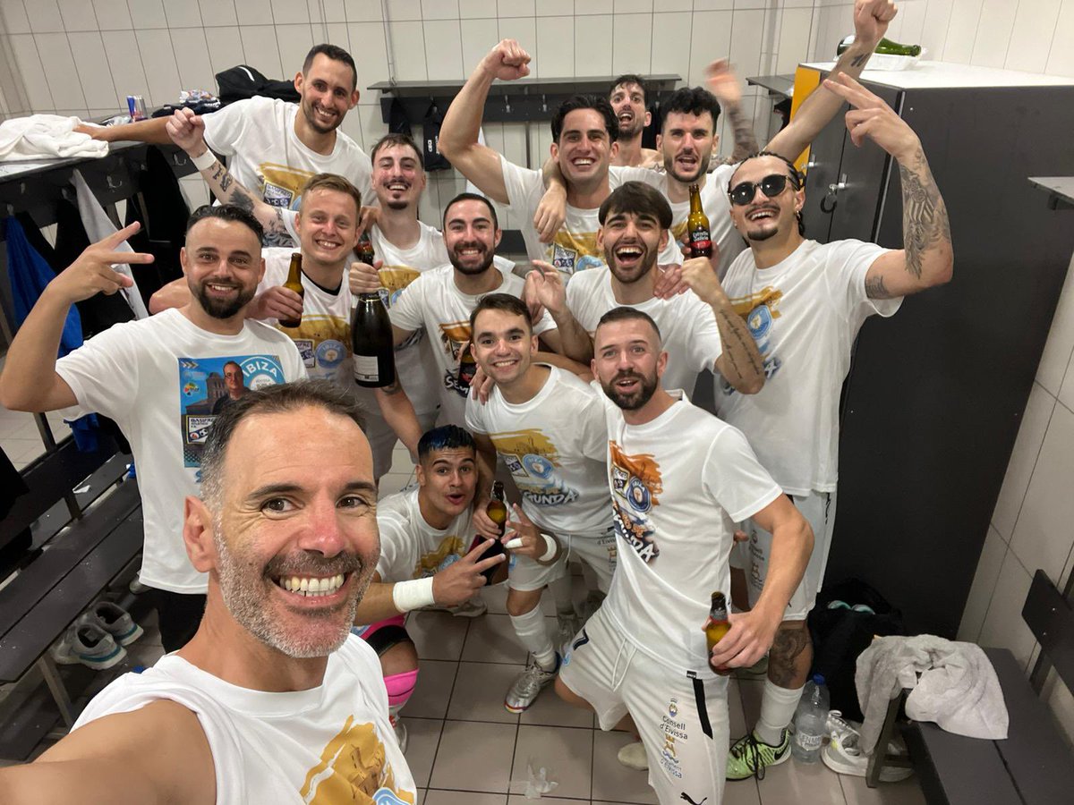 Vicentvaldes7's tweet photo. Objetivo cumplido.. ✅🔝
SOMOS DE 2ª DIVISIÓN 💪🏻⚽️💙
.
.
@udibizagasifred @ibizaud 
@davicor_espana https://t.co/O9KHKqdqdK