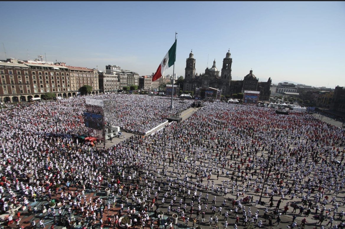 June 18th, 2022, Mexico City broke the Guinness World Record for the largest boxing class. Mexico City Zocalo was adorned in the colors of the Mexican flag, as thousands people completed a mega boxing class directed by boxing pioneers🥊 Congratulations @WBCBoxing @wbcmoro…