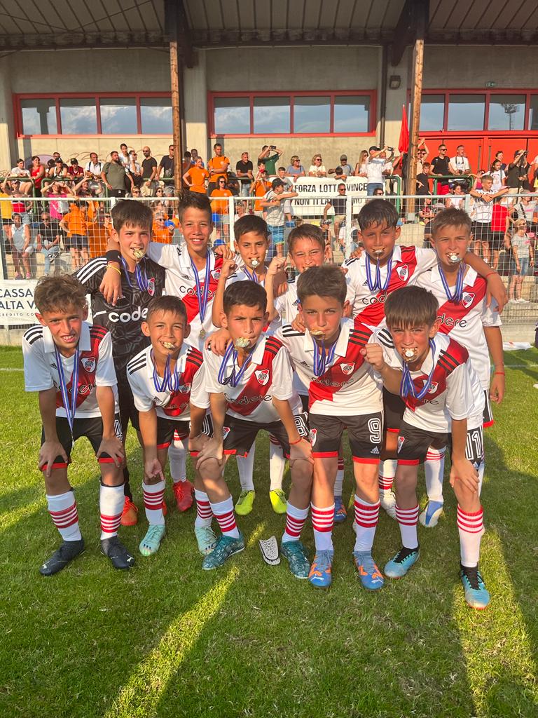 CaravanaRiver's tweet photo. 🔝 ¡Felicitaciones a nuestros jugadores, cuerpo técnico y a todos los que día a día acompañan desinteresadamente a nuestros chicos!  

👏 También, mencionar al presidente de Fútbol Infantil, Sebastián Beltrame y al coordinador Gabriel Rodríguez.

RIVER, EN LO MÁS ALTO 🤩 https://t.co/qFOywH6tTl