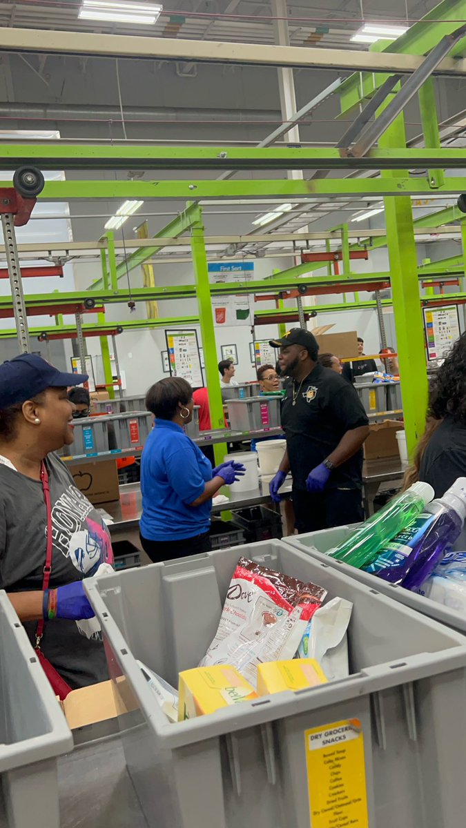 HUAC Houston showed up in full force at the Houston Food Bank for a day of giving back ❤️💙 Huge thanks to our dedicated Community Service Chairs, Shaniah Headly and Erinn Gentry, for leading this incredible effort.